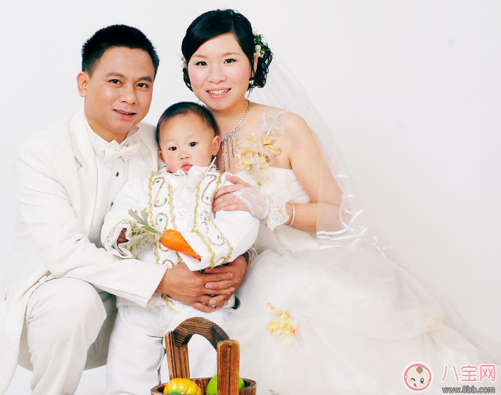 陪寶寶睡寶寶總是搗亂 與寶寶睡覺有哪些尷尬的事情 陪寶寶睡寶寶總是搗亂 與寶寶睡覺有哪些尷尬的事情