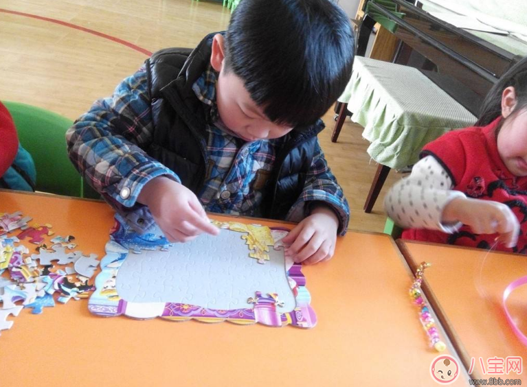 孩子玩拼圖好不好 不同年齡段的孩子玩什么樣的拼圖好