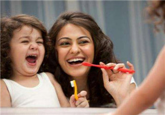 給寶寶刷牙的正確姿勢有哪幾種 寶寶躺式抱坐式對坐式刷牙怎么刷