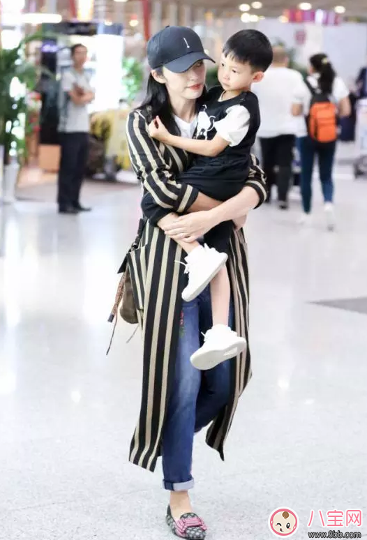 姚晨帶帽抱小土豆 抱寶寶時(shí)應(yīng)該穿什么