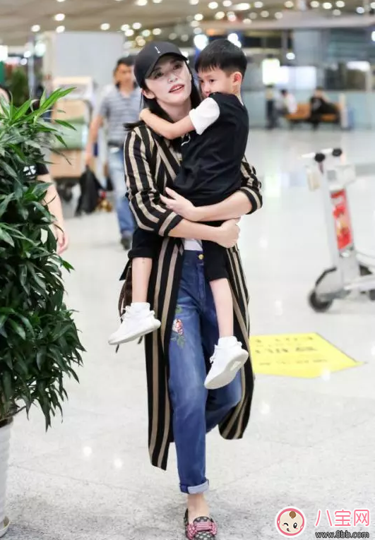 姚晨帶帽抱小土豆 抱寶寶時(shí)應(yīng)該穿什么