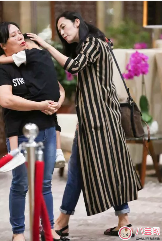 姚晨帶帽抱小土豆 抱寶寶時(shí)應(yīng)該穿什么