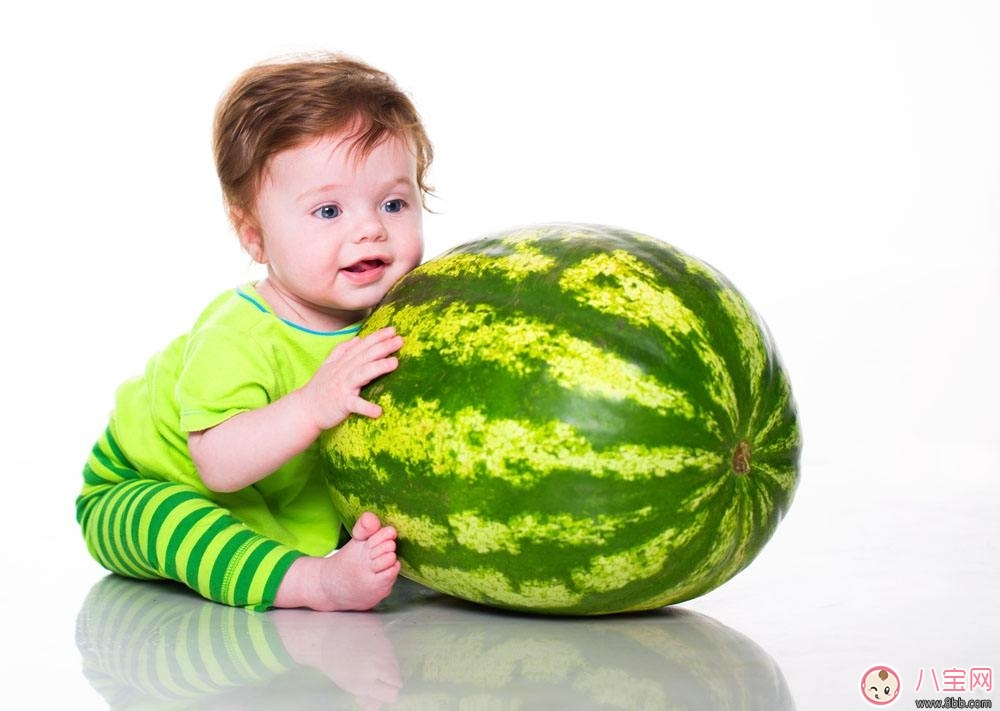 姚晨帶帽抱小土豆 抱寶寶時(shí)應(yīng)該穿什么