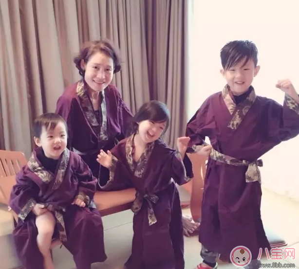 劉畊宏有幾個孩子 劉畊宏小泡芙兄妹全家福照片