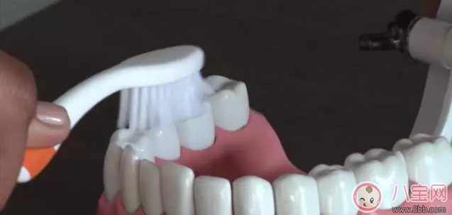 把牙齒刷白的方法是什么 怎么讓自己的牙齒變白