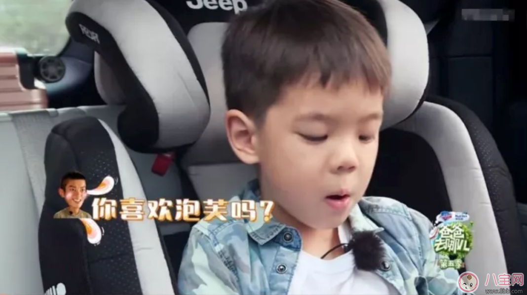 劉畊宏為什么要把吳尊送的T恤給嗯哼 Jasper摔倒了嗯哼如何安慰的 劉畊宏為什么要把吳尊送的T恤給嗯哼 Jasper摔倒了嗯哼如何安慰的