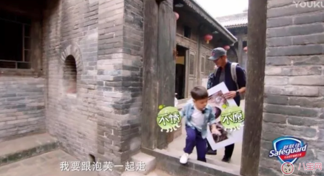 劉畊宏為什么要把吳尊送的T恤給嗯哼 Jasper摔倒了嗯哼如何安慰的 劉畊宏為什么要把吳尊送的T恤給嗯哼 Jasper摔倒了嗯哼如何安慰的