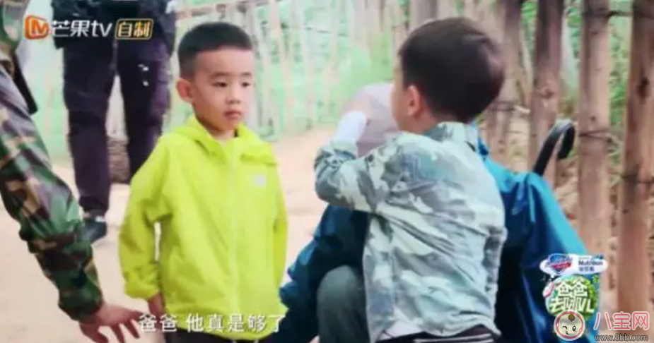 劉畊宏為什么要把吳尊送的T恤給嗯哼 Jasper摔倒了嗯哼如何安慰的 劉畊宏為什么要把吳尊送的T恤給嗯哼 Jasper摔倒了嗯哼如何安慰的