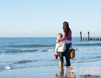 何潔獨(dú)自帶兒子心酸 單親媽媽帶孩子要注意什么