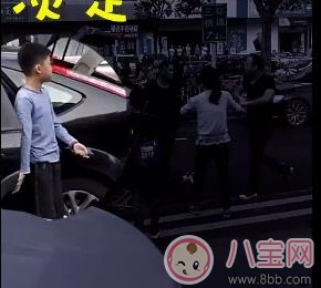 兩父斗毆兒淡定觀戰 不要用這樣的方式言傳身教