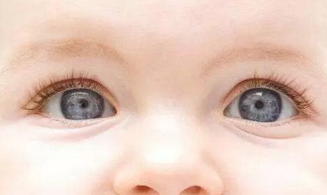 讓孩子近視的壞習慣有哪些 寶寶近視不應該做那些事情