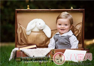 如何訓練孩子自己穿衣服 孩子學穿衣服能學到什么