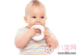 為什么嬰幼兒喜歡咬東西 如何防止寶寶亂咬東西