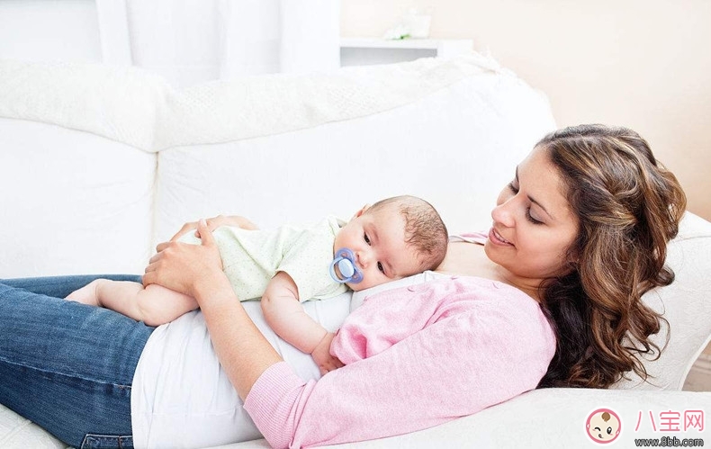 家長如何與新生兒互動 家長和新生兒做的活動有哪些 家長如何與新生兒互動 家長和新生兒做的活動有哪些