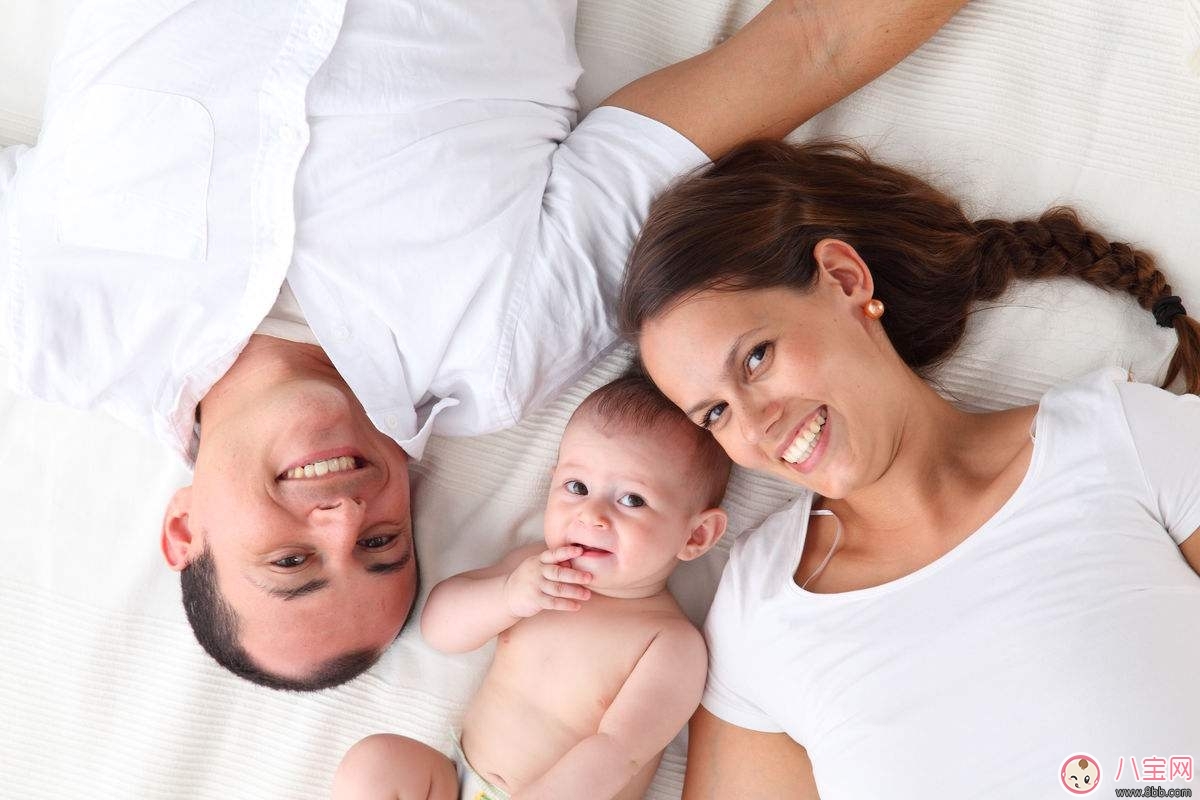 家長如何與新生兒互動 家長和新生兒做的活動有哪些 家長如何與新生兒互動 家長和新生兒做的活動有哪些