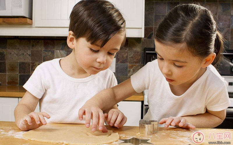 如何教導孩子生活技能 哪些生活技能是幼兒必備的 如何教導孩子生活技能 哪些生活技能是幼兒必備的
