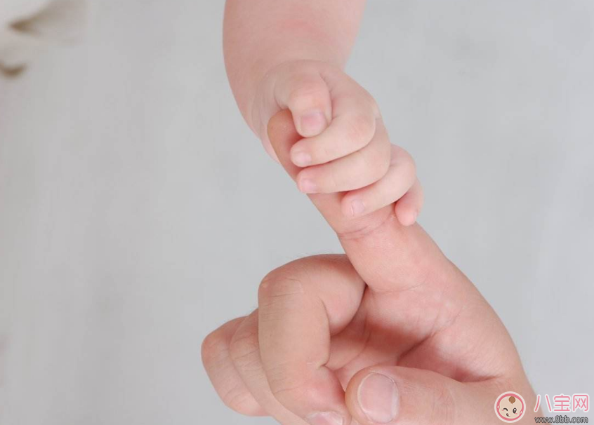 教孩子走路可以牽著手嗎 為什么不可以牽寶寶手走路 教孩子走路可以牽著手嗎 為什么不可以牽寶寶手走路