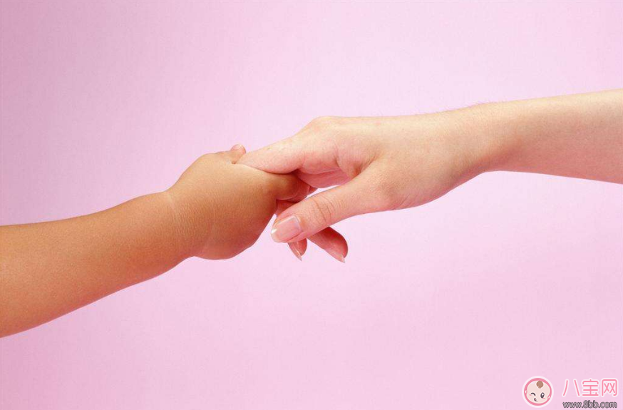 教孩子走路可以牽著手嗎 為什么不可以牽寶寶手走路 教孩子走路可以牽著手嗎 為什么不可以牽寶寶手走路