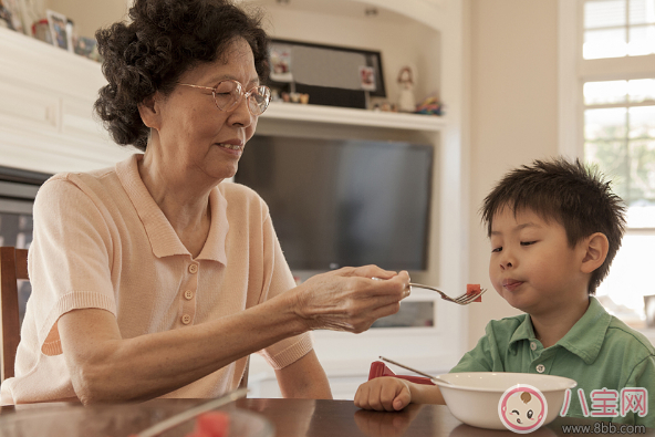 給寶寶嘴對嘴喂飯有哪些危害 嘴對嘴喂飯會傳播哪些疾病 給寶寶嘴對嘴喂飯有哪些危害 嘴對嘴喂飯會傳播哪些疾病