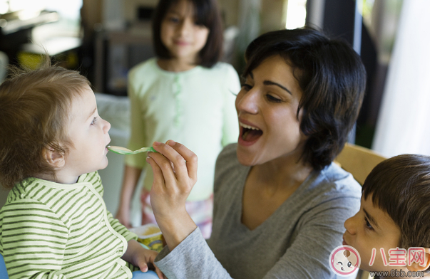 給寶寶嘴對嘴喂飯有哪些危害 嘴對嘴喂飯會傳播哪些疾病 給寶寶嘴對嘴喂飯有哪些危害 嘴對嘴喂飯會傳播哪些疾病