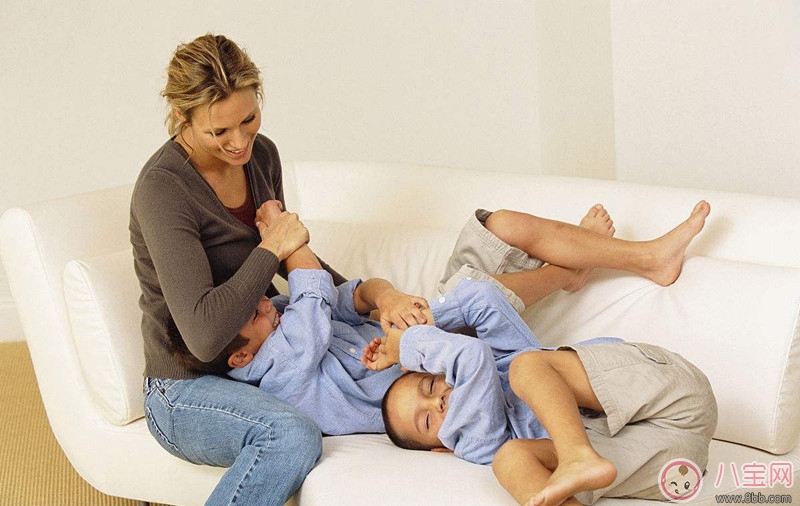 為什么寶寶喜歡打鬧 如何正確應對孩子打鬧 為什么寶寶喜歡打鬧 如何正確應對孩子打鬧