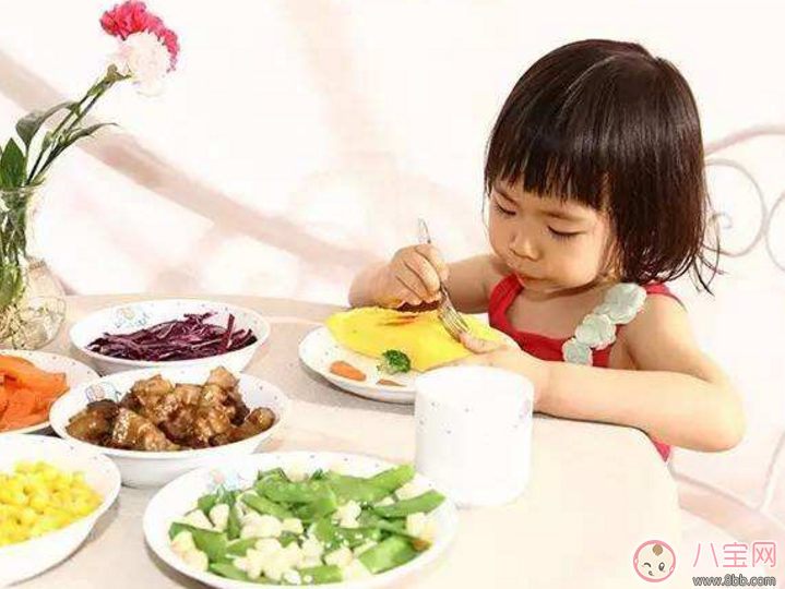 孩子吃飯一直要喂怎么辦 如何培養孩子獨立吃飯的習慣