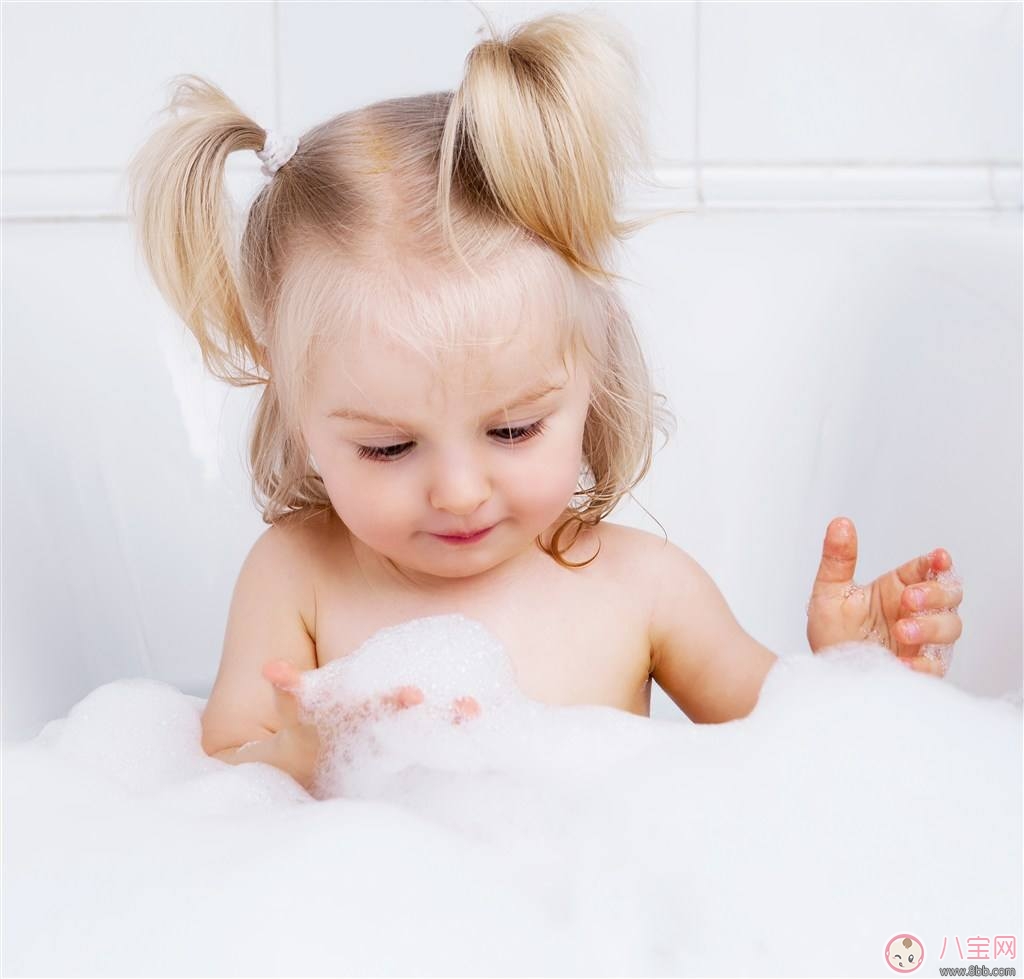 如何避免洗澡導(dǎo)致皮膚干燥 秋冬怎么幫寶寶洗澡 如何避免洗澡導(dǎo)致皮膚干燥 秋冬怎么幫寶寶洗澡