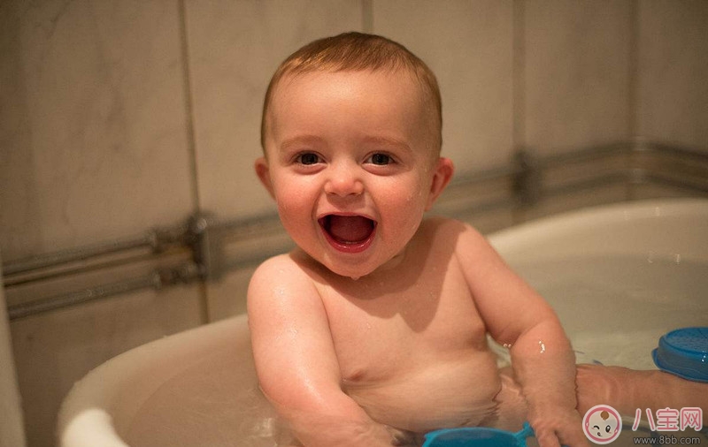 冬天多久給寶寶洗一次澡 應該在哪里幫寶寶洗澡 冬天多久給寶寶洗一次澡 應該在哪里幫寶寶洗澡