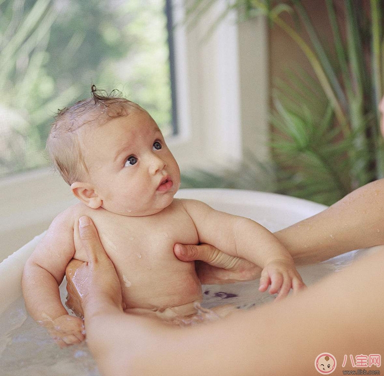 冬天多久給寶寶洗一次澡 應該在哪里幫寶寶洗澡 冬天多久給寶寶洗一次澡 應該在哪里幫寶寶洗澡