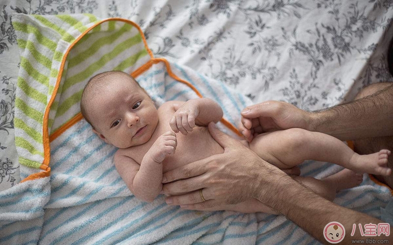 冬天多久給寶寶洗一次澡 應該在哪里幫寶寶洗澡 冬天多久給寶寶洗一次澡 應該在哪里幫寶寶洗澡