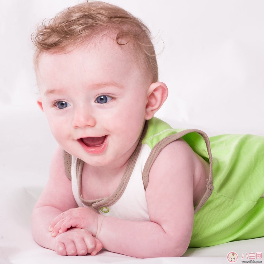 嬰幼兒應(yīng)該穿什么衣服 怎么挑選嬰兒衣服