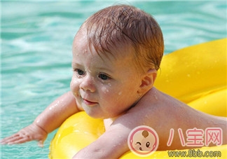 寶寶游泳如何保證游泳圈安全 怎么選擇嬰兒游泳圈