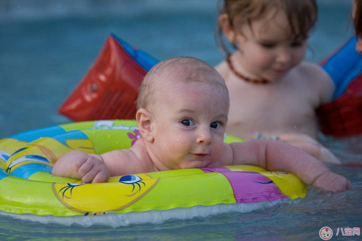 寶寶游泳如何保證游泳圈安全 怎么選擇嬰兒游泳圈