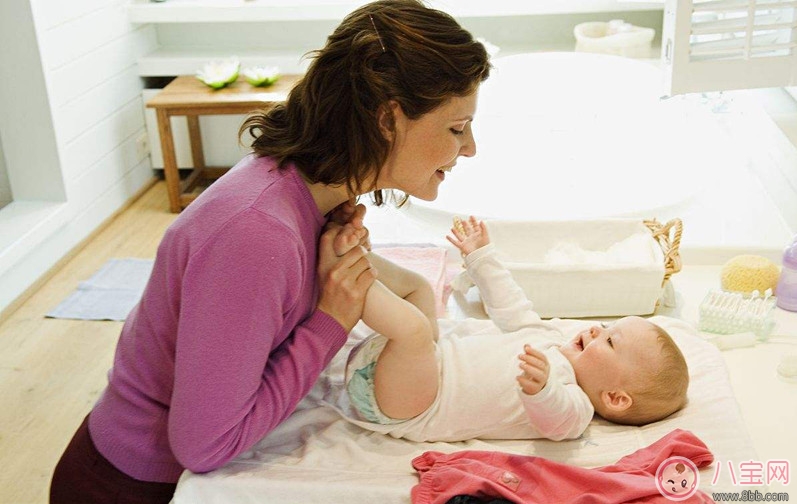 怎么給嬰幼兒挑選衣服 冬季如何給寶寶穿衣