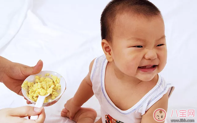 孩子邊吃飯邊玩手機(jī)怎么辦 怎么讓孩子吃飯養(yǎng)成好習(xí)慣 孩子邊吃飯邊玩手機(jī)怎么辦 怎么讓孩子吃飯養(yǎng)成好習(xí)慣