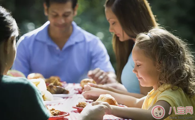 孩子邊吃飯邊玩手機(jī)怎么辦 怎么讓孩子吃飯養(yǎng)成好習(xí)慣 孩子邊吃飯邊玩手機(jī)怎么辦 怎么讓孩子吃飯養(yǎng)成好習(xí)慣