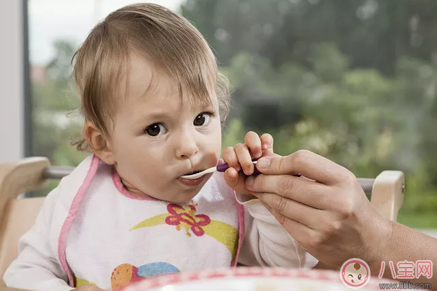 孩子邊吃飯邊玩手機(jī)怎么辦 怎么讓孩子吃飯養(yǎng)成好習(xí)慣 孩子邊吃飯邊玩手機(jī)怎么辦 怎么讓孩子吃飯養(yǎng)成好習(xí)慣