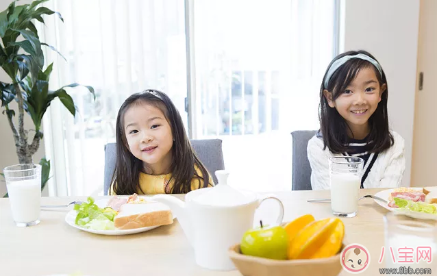 孩子邊吃飯邊玩手機(jī)怎么辦 怎么讓孩子吃飯養(yǎng)成好習(xí)慣 孩子邊吃飯邊玩手機(jī)怎么辦 怎么讓孩子吃飯養(yǎng)成好習(xí)慣