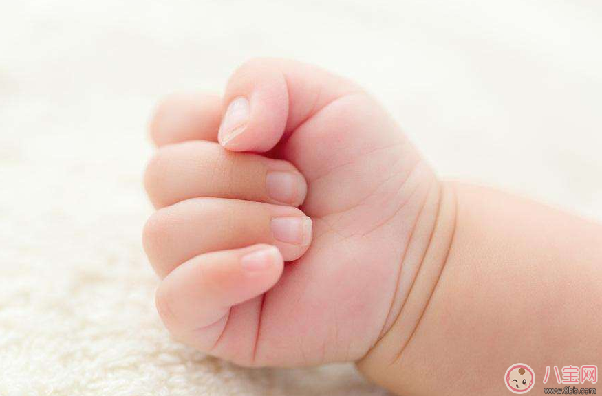 為什么小嬰兒喜歡握著拳頭 新生兒的手為什么握著拳頭