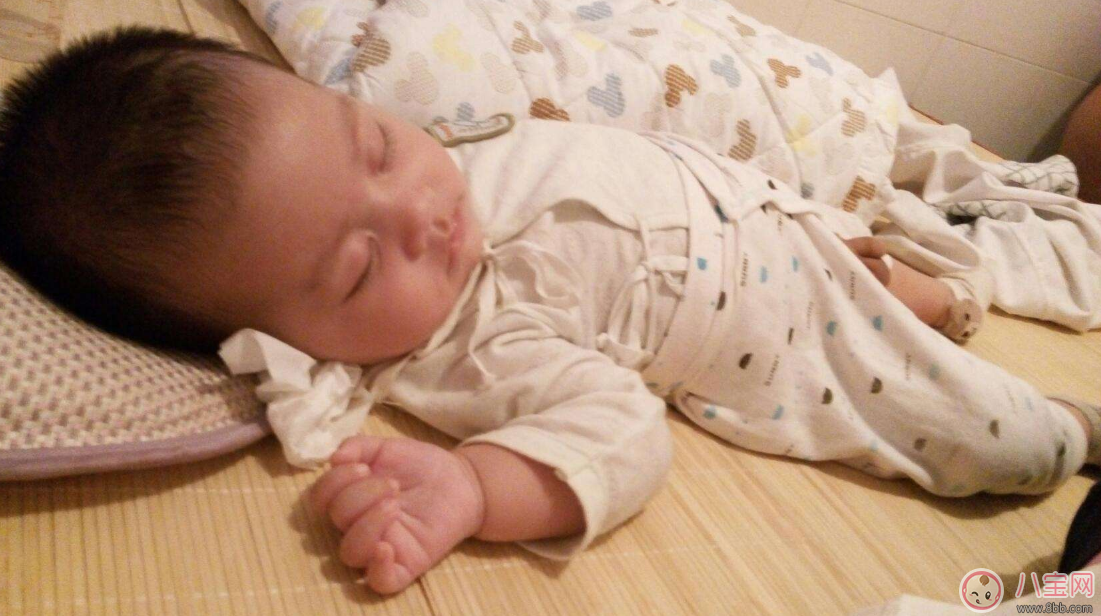 為什么寶寶睡覺喜歡高舉雙手 寶寶睡覺高舉雙手正常嗎 為什么寶寶睡覺喜歡高舉雙手 寶寶睡覺高舉雙手正常嗎