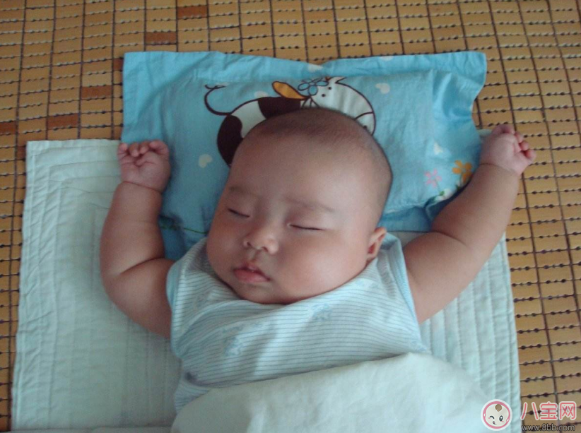 為什么寶寶睡覺喜歡高舉雙手 寶寶睡覺高舉雙手正常嗎 為什么寶寶睡覺喜歡高舉雙手 寶寶睡覺高舉雙手正常嗎