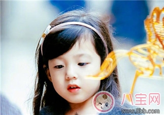 小泡芙彈琴與哥哥合奏做什么 小泡芙彈琴照片有哪些 小泡芙彈琴與哥哥合奏做什么 小泡芙彈琴照片有哪些