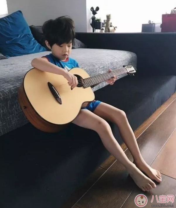 小泡芙彈琴與哥哥合奏做什么 小泡芙彈琴照片有哪些 小泡芙彈琴與哥哥合奏做什么 小泡芙彈琴照片有哪些