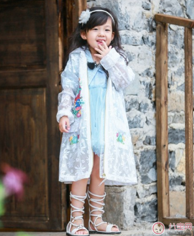 小泡芙彈琴與哥哥合奏做什么 小泡芙彈琴照片有哪些 小泡芙彈琴與哥哥合奏做什么 小泡芙彈琴照片有哪些