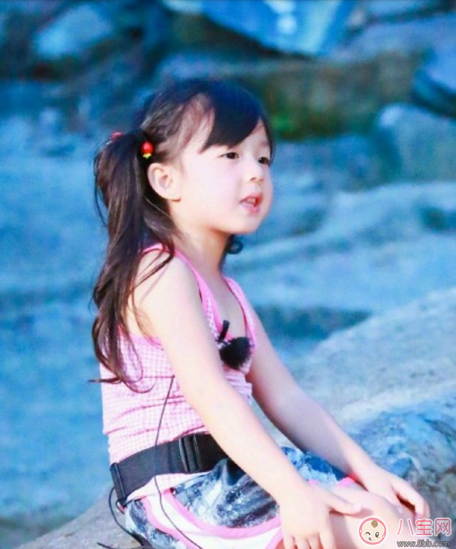 小泡芙彈琴與哥哥合奏做什么 小泡芙彈琴照片有哪些 小泡芙彈琴與哥哥合奏做什么 小泡芙彈琴照片有哪些