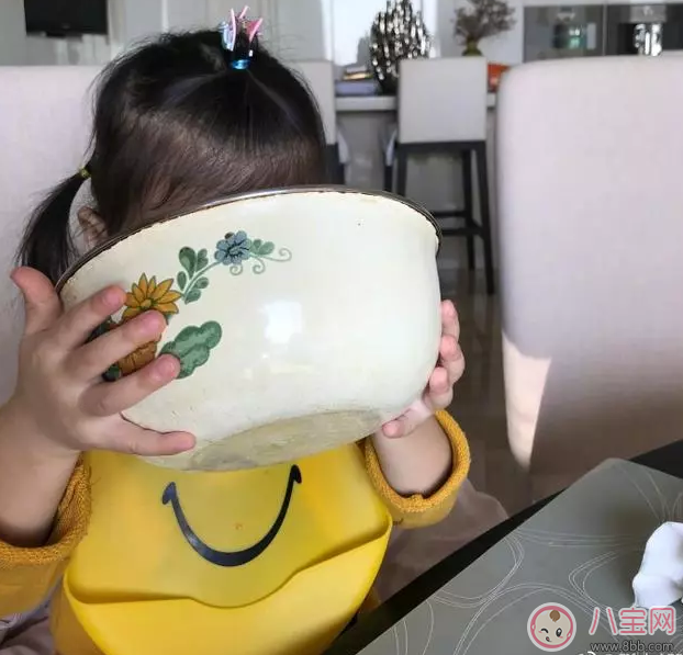 章子怡女兒醒醒同款圍兜 章子怡女兒醒醒黃色笑臉硅膠圍嘴什么牌子的