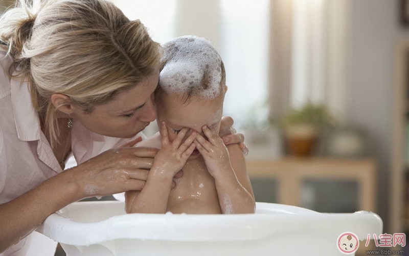 如何清洗嬰幼兒的頭發 不同發質的寶寶頭發怎么清洗