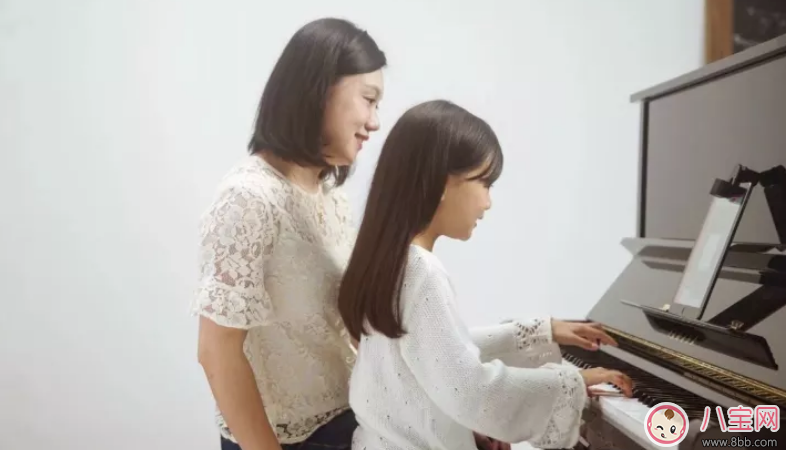 為什么明星的兒女鋼琴都彈得那么好 如何陪孩子練琴