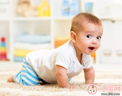 孩子不會爬就會走了正常嗎 孩子不爬就走的原因是什么