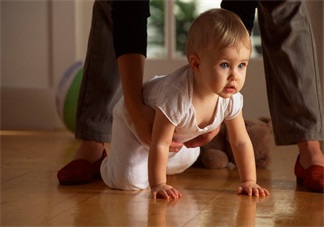 孩子不會爬就會走了正常嗎 孩子不爬就走的原因是什么